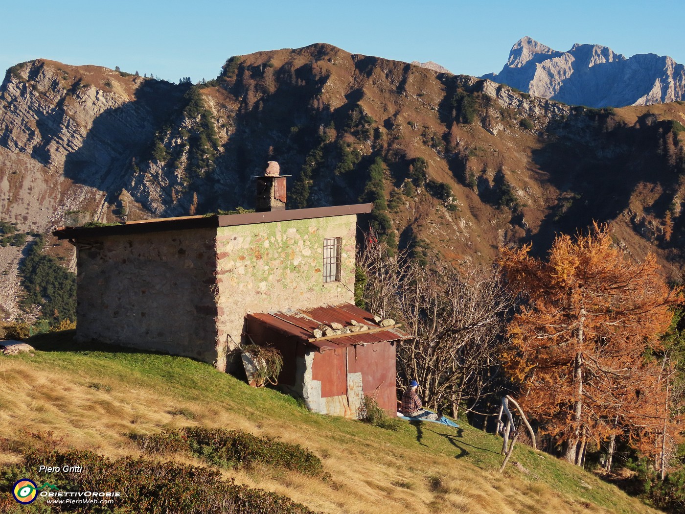 63 Bello godersi il Roccolo del Tino nei caldi colori autunnali del tardo pomeriggio.JPG